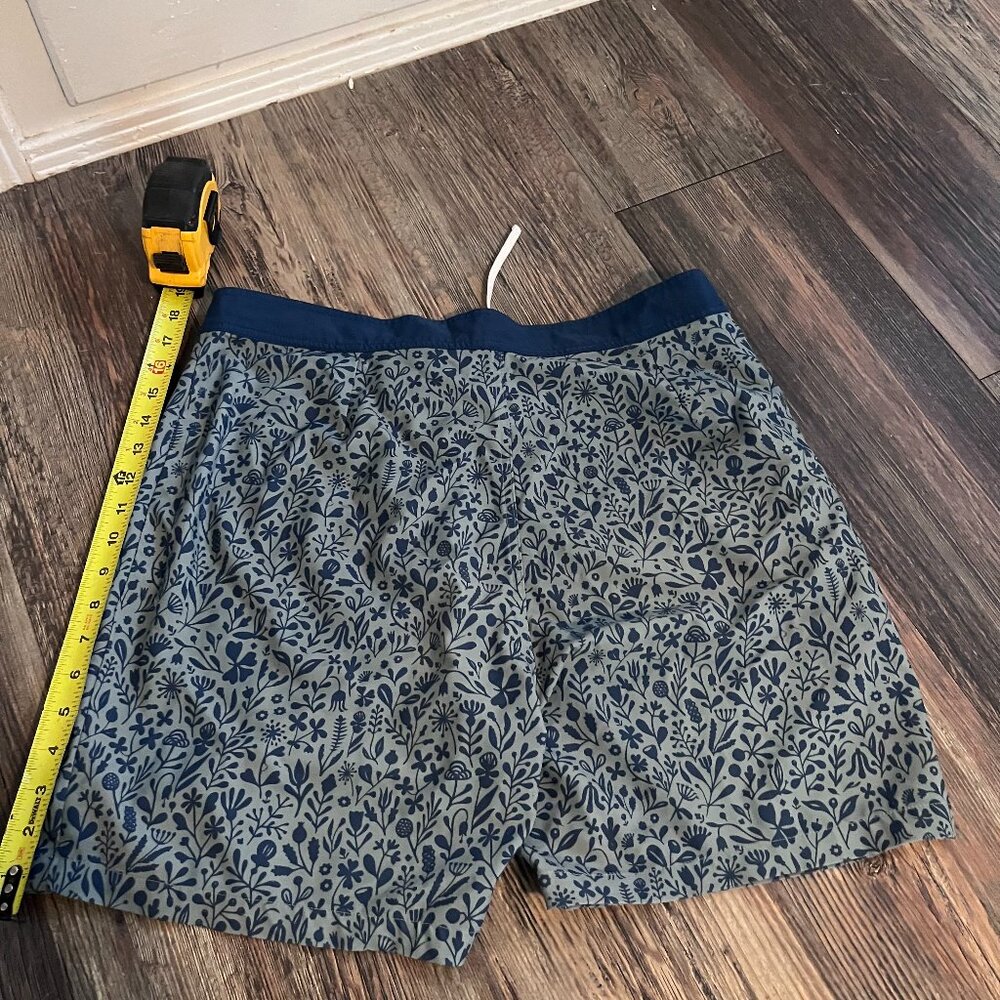 Taylor Stitch Swim Trunks in Green with Flower Pattern